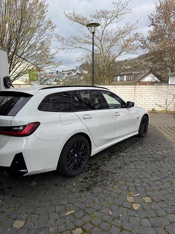 Gebraucht BMW 320e M Sport 204 PS (150 kW) 2023 Weiß Kombi