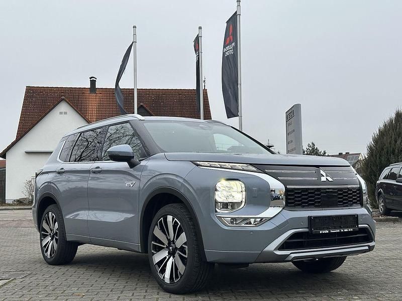 Grau Neu 2025 Mitsubishi Outlander P-HEV Top SUV | 54.790 € (Teuer) - Bild 1/4