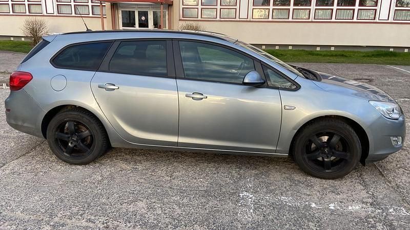 Gebraucht Opel Astra 105 PS (77 kW) 2011 Silber Kombi