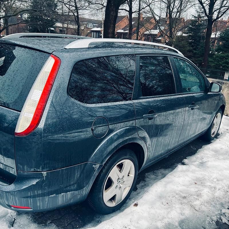 Grau Gebraucht 2008 Ford Focus Kombi | 800 € (Superpreis) - Bild 1/4