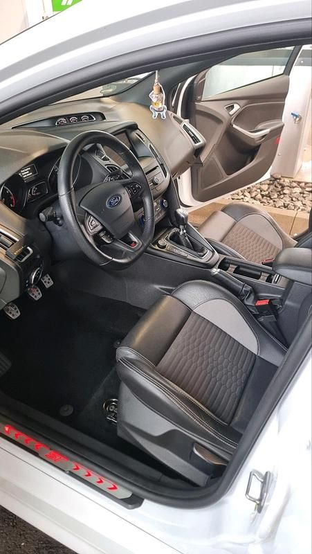 Gebraucht Ford Focus ST 250 PS (183 kW) 2018 Weiß Kombi