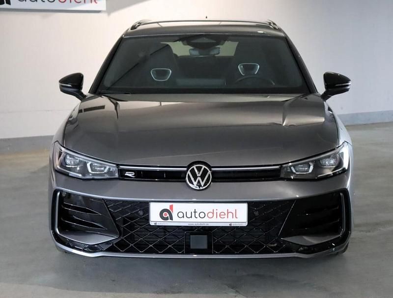 Gebraucht VW Passat R-line 150 PS (110 kW) 2025 Grau Kombi