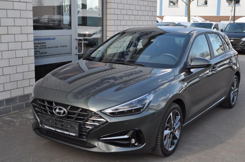 Grau Gebraucht 2024 Hyundai i30 Trend Limousine | 18.980 € (Guter Preis) - Bild 1/4