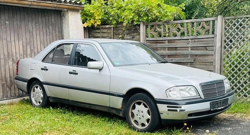 Silber Gebraucht 1997 Mercedes C180 Classic Limousine | 1.500 € (Superpreis) - Bild 1/4