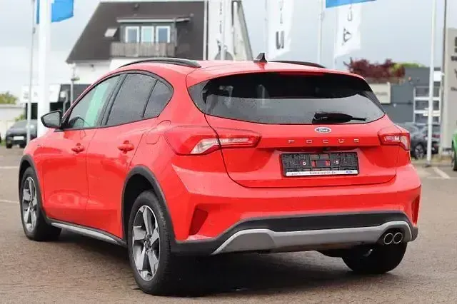 Używany Ford Focus Active 125 KM (91 kW) 2021 Czerwony Sedan/Limuzyna