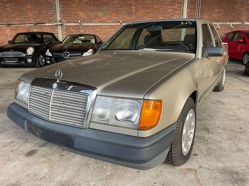 Beige Gebraucht 1987 Mercedes 200 Limousine | 1.999 € - Bild 1/4