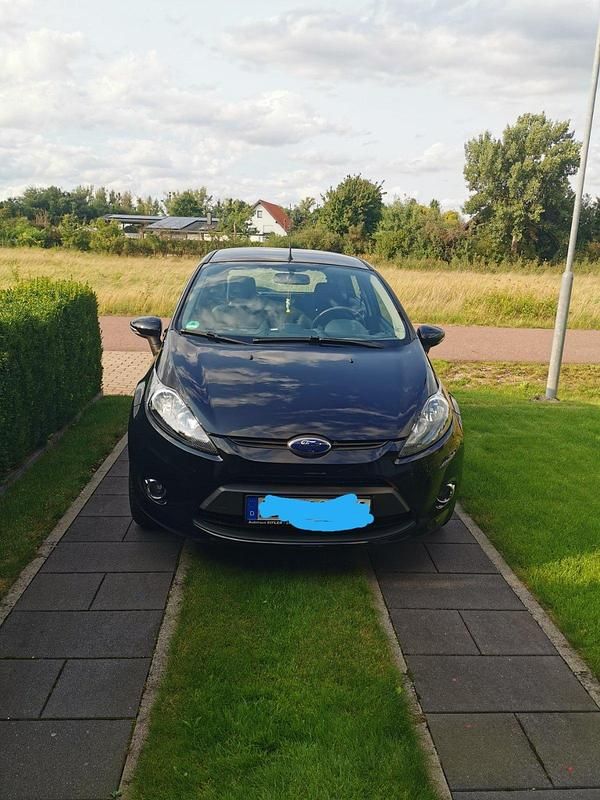 Schwarz Gebraucht 2012 Ford Fiesta Trend Limousine | 4.900 € (Fairer Preis) - Bild 1/4