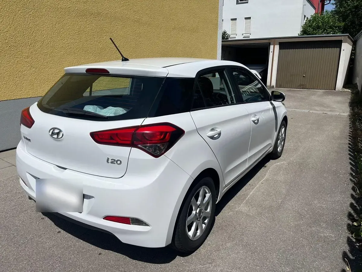 Gebraucht Hyundai i20 75 PS (55 kW) 2017 Weiß Kleinwagen