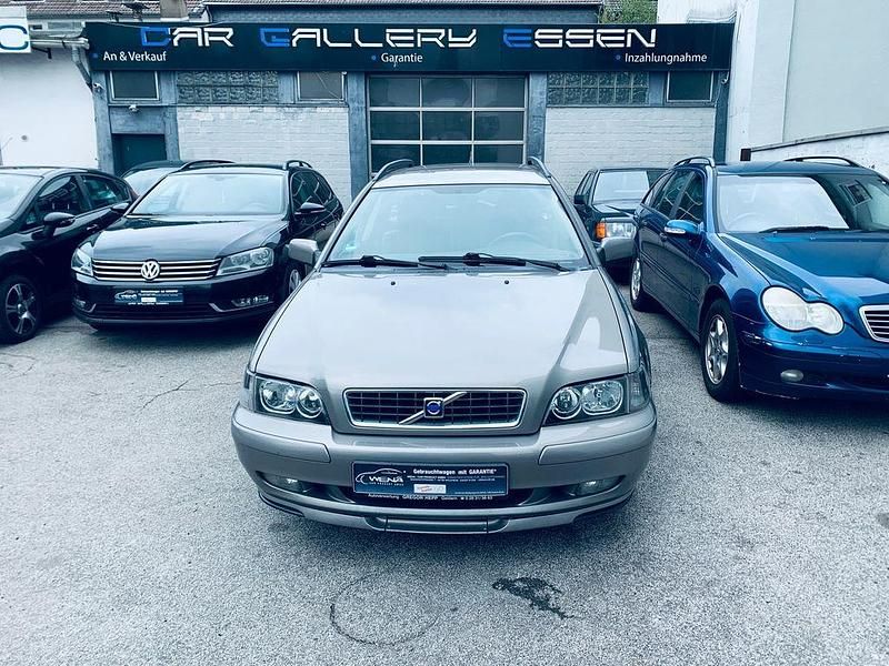 Grau Gebraucht 2003 Volvo V40 Kombi | 1.800 € (Fairer Preis) - Bild 1/4