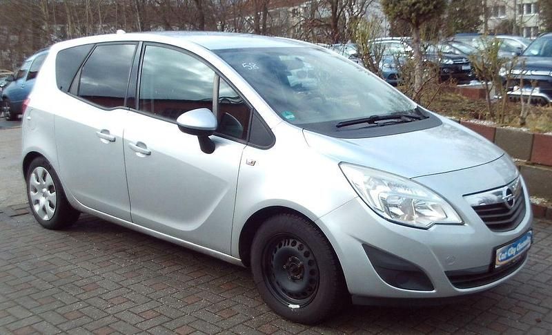 Gebraucht Opel Meriva Edition 101 PS (74 kW) 2011 Silber Van / Kleinbus