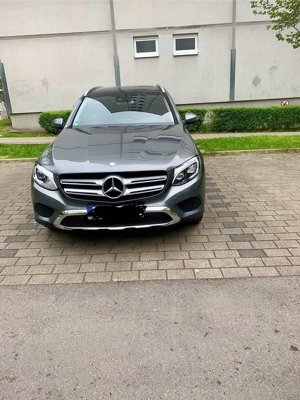 Grau Gebraucht 2016 Mercedes GLC220 SUV | 23.900 € - Bild 1/4