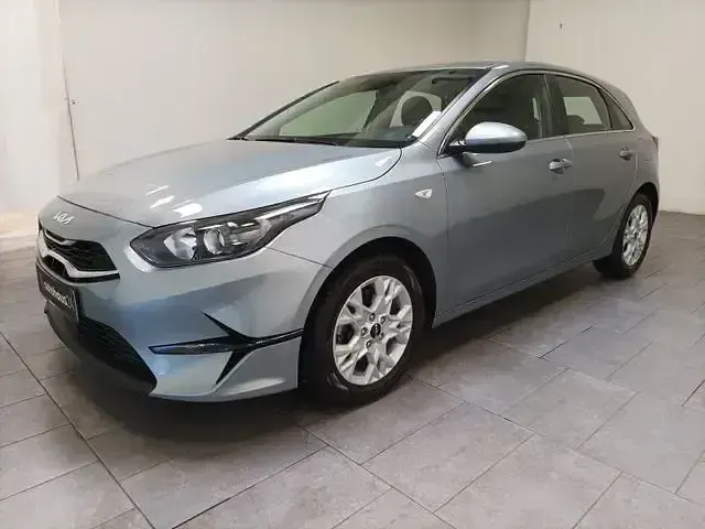 Używany Kia Ceed Vision 160 KM (117 kW) 2024 Srebrny Hatchback