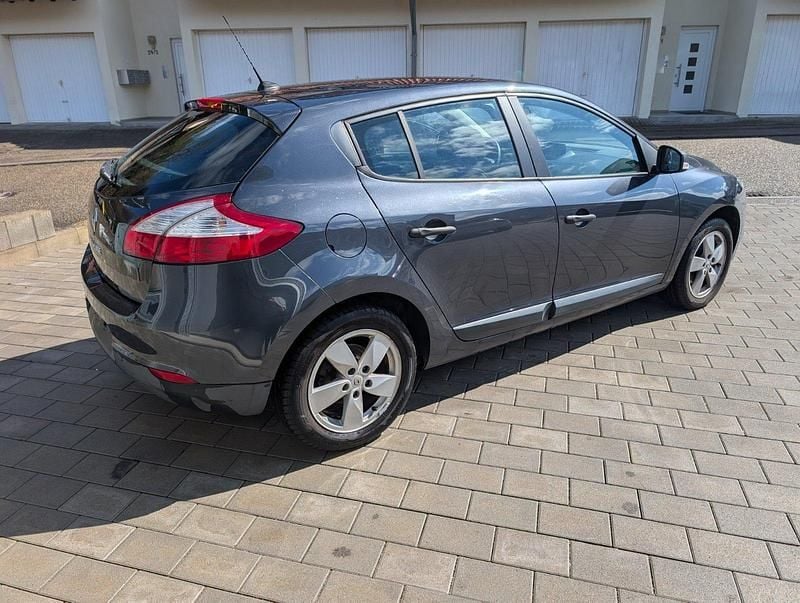 Gebraucht Renault Mégane 101 PS (74 kW) 2011 Grau Limousine