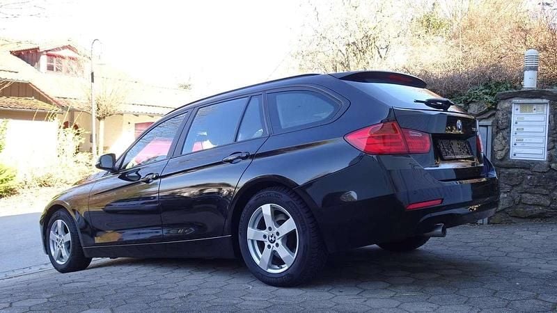 Gebraucht BMW 320 Sport Line 184 PS (135 kW) 2012 Black sapphire Kombi