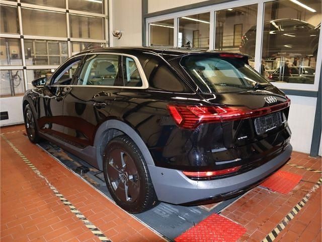 Gebraucht Audi e-tron Basis 230 kW (313 PS) 2021 Schwarz SUV