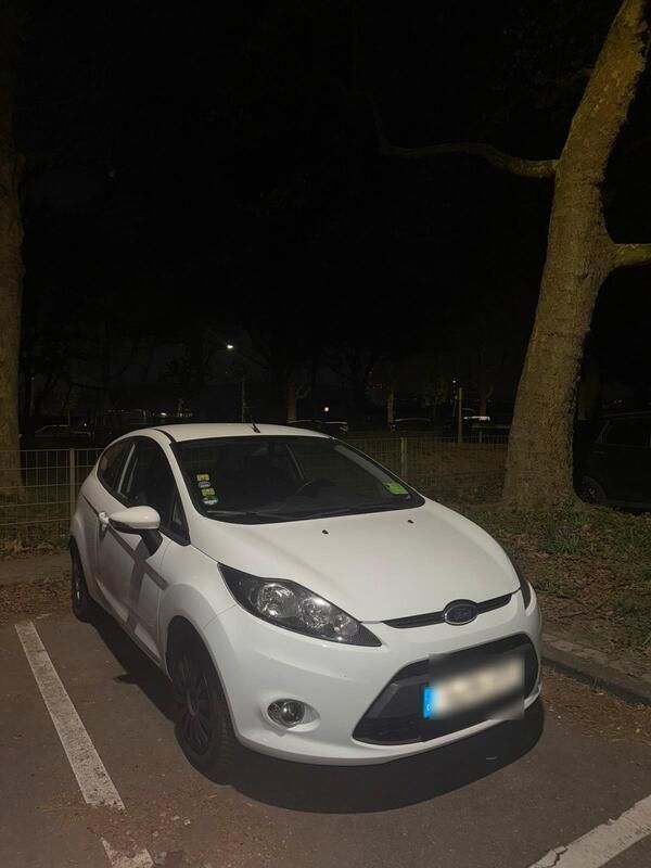 Weiß Gebraucht 2011 Ford Fiesta Kleinwagen | 2.200 € - Bild 1/4