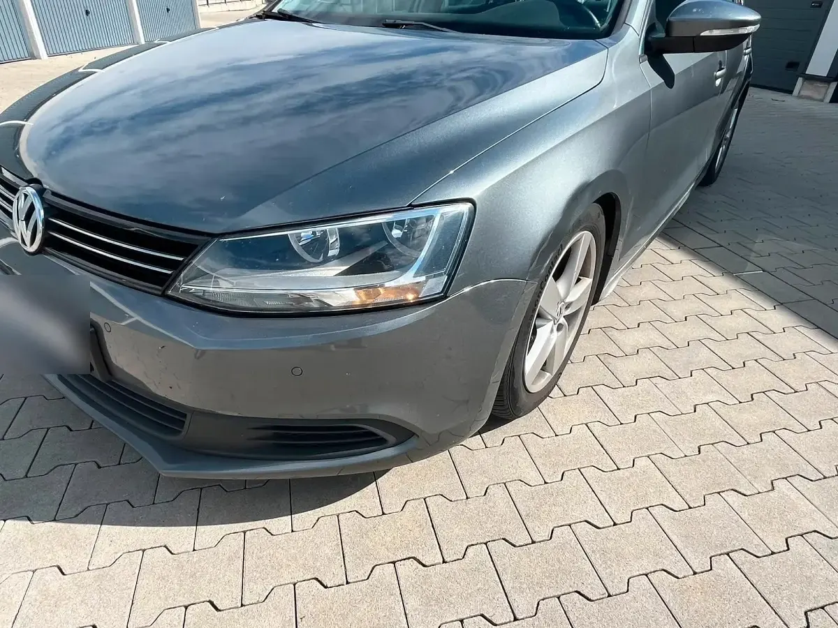 Gebraucht VW Jetta 105 PS (77 kW) 2011 Grau Limousine
