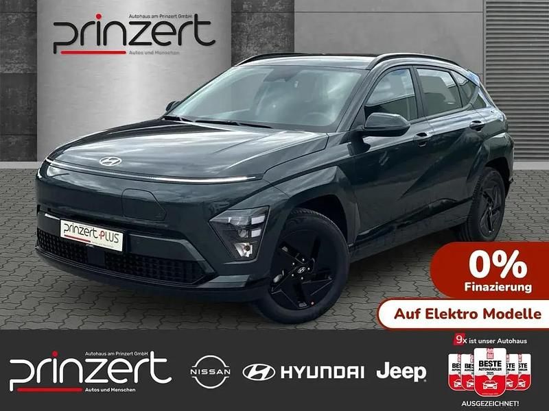 Cypress green Neu 2025 Hyundai Kona Select SUV | 34.270 € (Fairer Preis) - Bild 1/1
