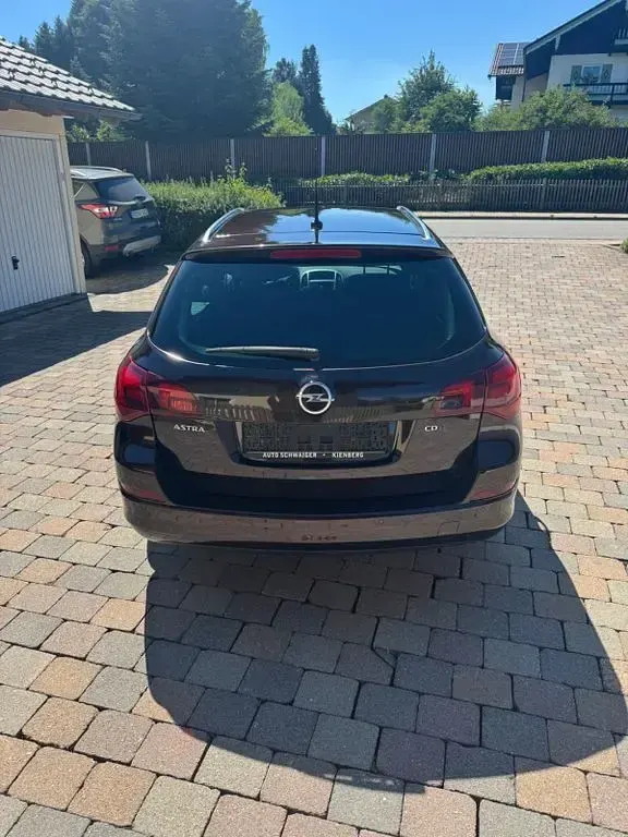 Gebraucht Opel Astra Edition 125 PS (91 kW) 2012 Braun Kombi