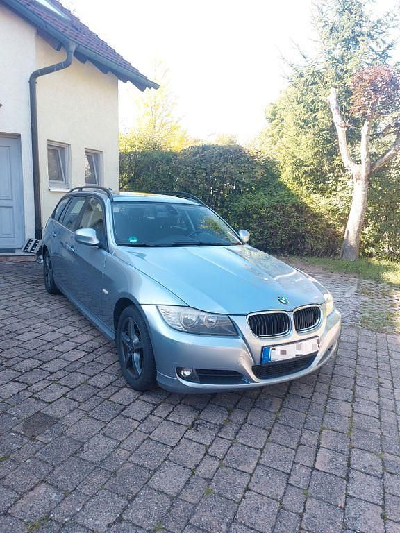 Blau Gebraucht 2009 BMW 318 Kombi | 8.500 € - Bild 1/4