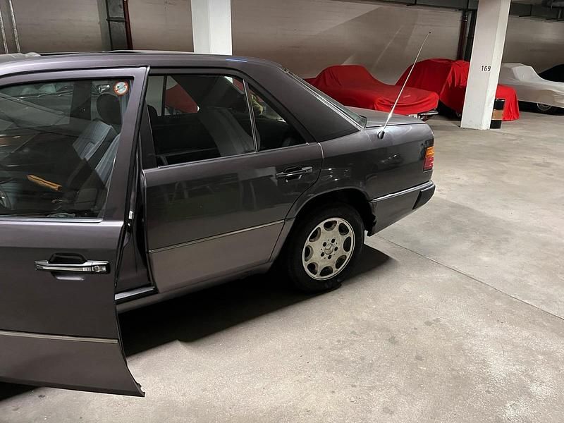 Gebraucht Mercedes 200 72 PS (52 kW) 1993 Andere farben Limousine