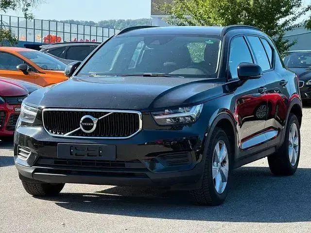 Gebraucht Volvo XC40 Momentum 129 PS (94 kW) 2021 Onyx black / metallic SUV