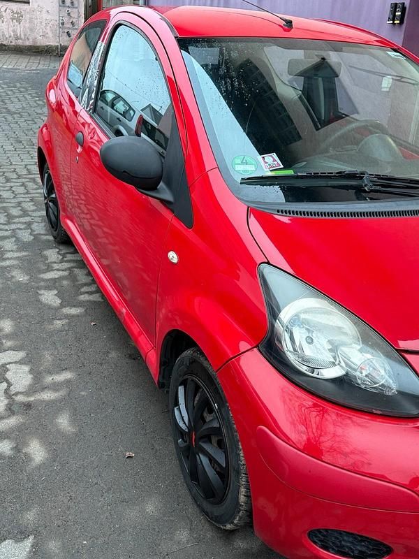 Gebraucht Toyota Aygo 69 PS (50 kW) 2006 Rot Kleinwagen