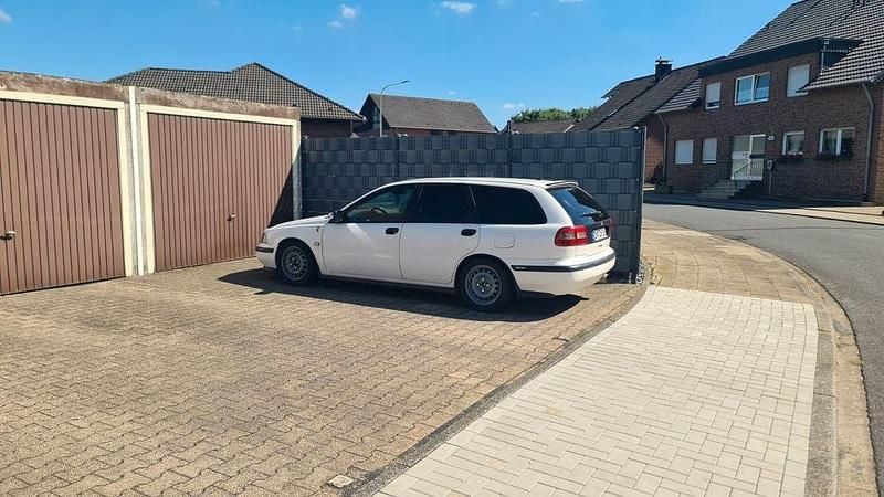 Weiß Gebraucht 2000 Volvo V40 Kombi | 2.500 € (Fairer Preis) - Bild 1/4