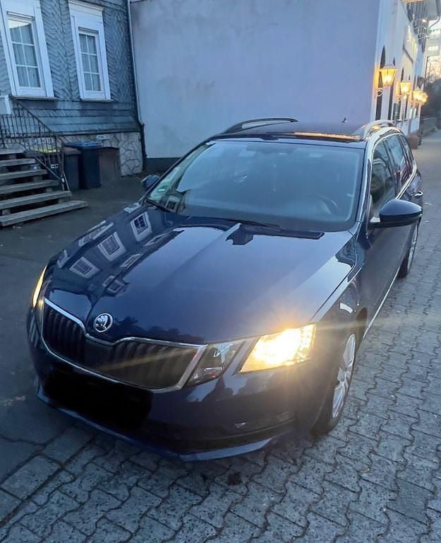 Blau Gebraucht 2018 Skoda Octavia Clever Kombi | 9.400 € (Superpreis) - Bild 1/4
