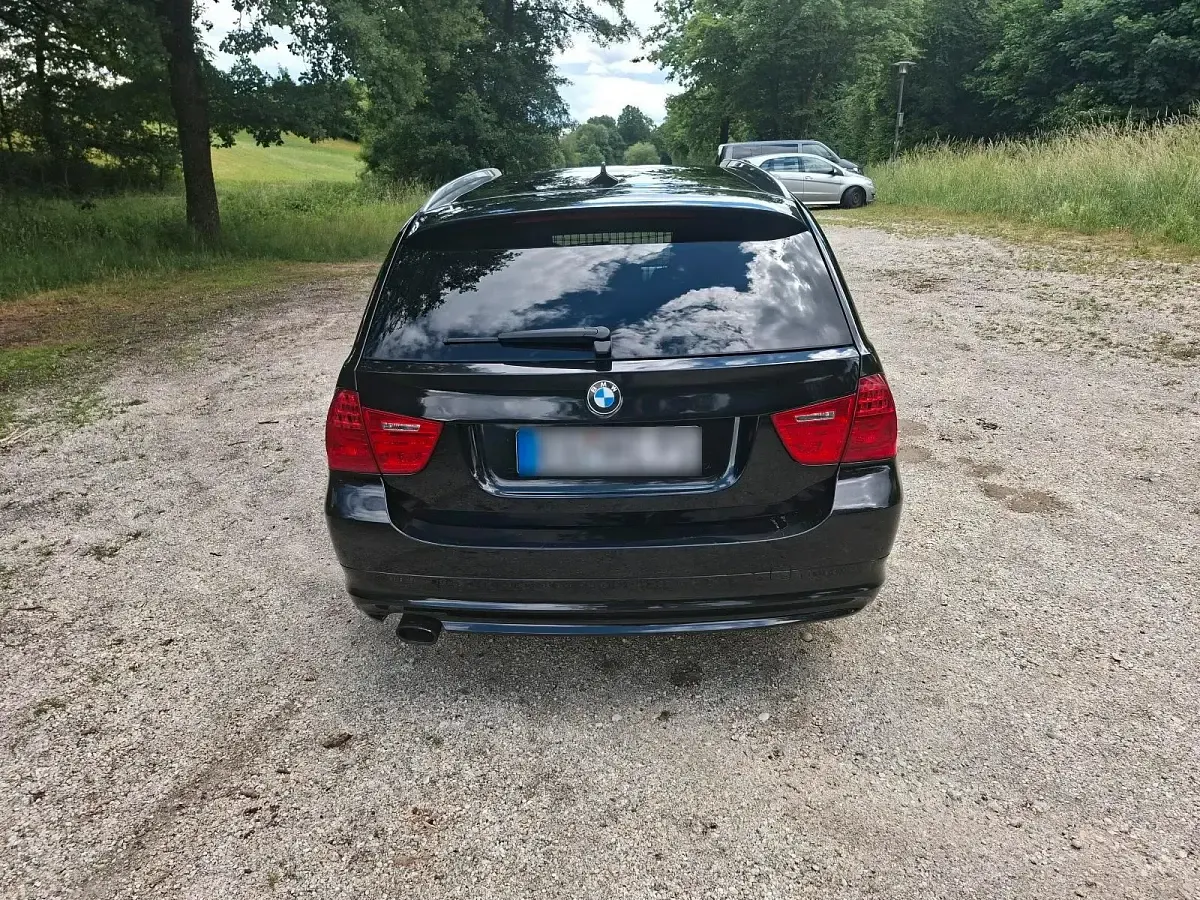 Gebraucht BMW 320 184 PS (135 kW) 2010 Schwarz Kombi