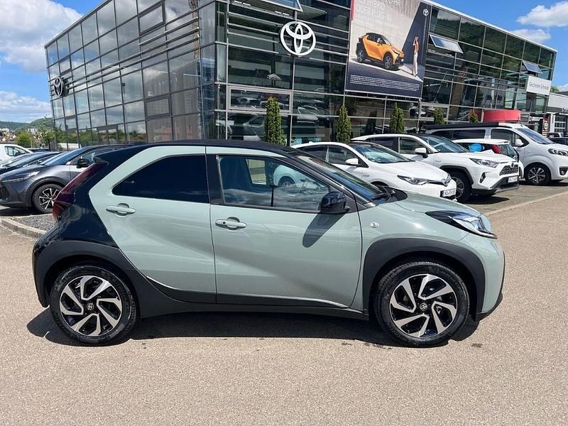 Neu Toyota Aygo X 72 PS (52 kW) 2025 Gruen SUV