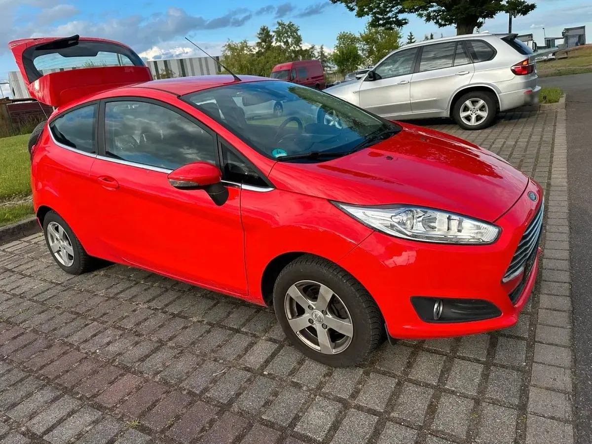 Gebraucht Ford Fiesta 75 PS (55 kW) 2013 Rot Kleinwagen