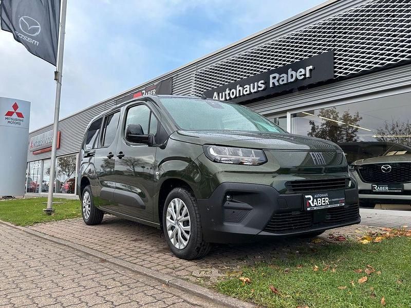 Grün Neu 2025 Fiat Doblò Family Van / Kleinbus | 29.688 € (Guter Preis) - Bild 1/4