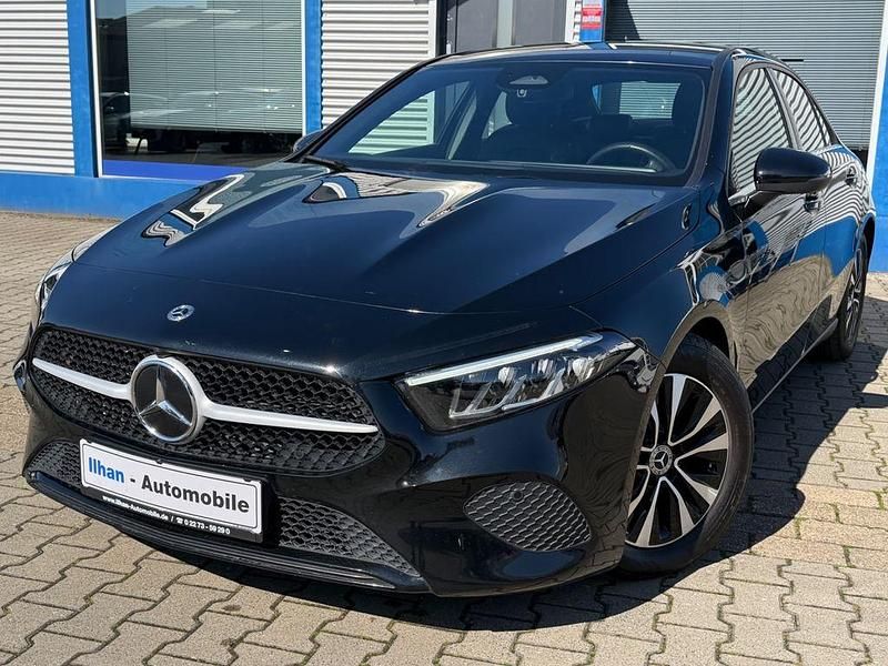Gebraucht Mercedes A180 116 PS (85 kW) 2023 Schwarz Limousine