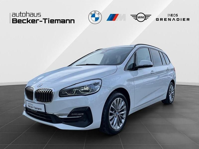 Weiß Gebraucht 2022 BMW 218 Gran Tourer Luxury Line Van / Kleinbus | 22.501 € (Fairer Preis) - Bild 1/4