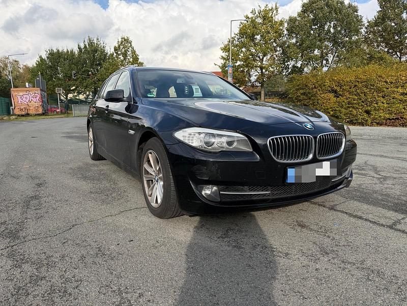Schwarz Gebraucht 2012 BMW 520 Kombi | 6.499 € (Superpreis) - Bild 1/4