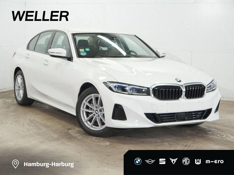 Alpinweiss iii (weiß) Gebraucht 2024 BMW 318 Comfort Edition Limousine | 33.765 € (Fairer Preis) - Bild 1/4