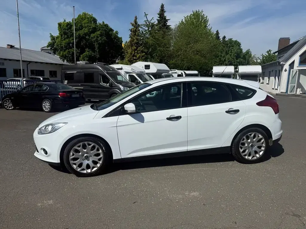 Usado Ford Focus Ambiente 101 CV (74 kW) 2013 Blanco Berlina