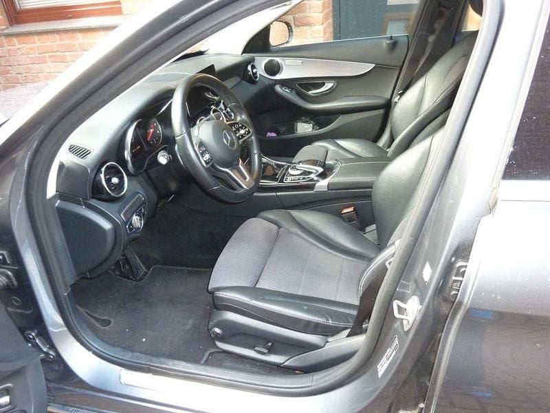 Usado Mercedes C200 160 HP (117 kW) 2019 Cinzento Sedan