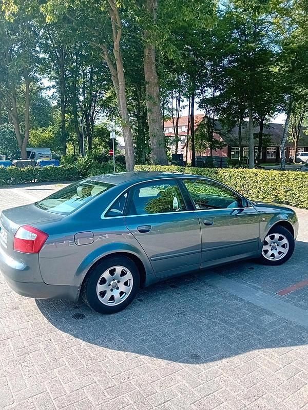 Grau Gebraucht 2002 Audi A4 Limousine | 1.900 € (Fairer Preis) - Bild 1/4