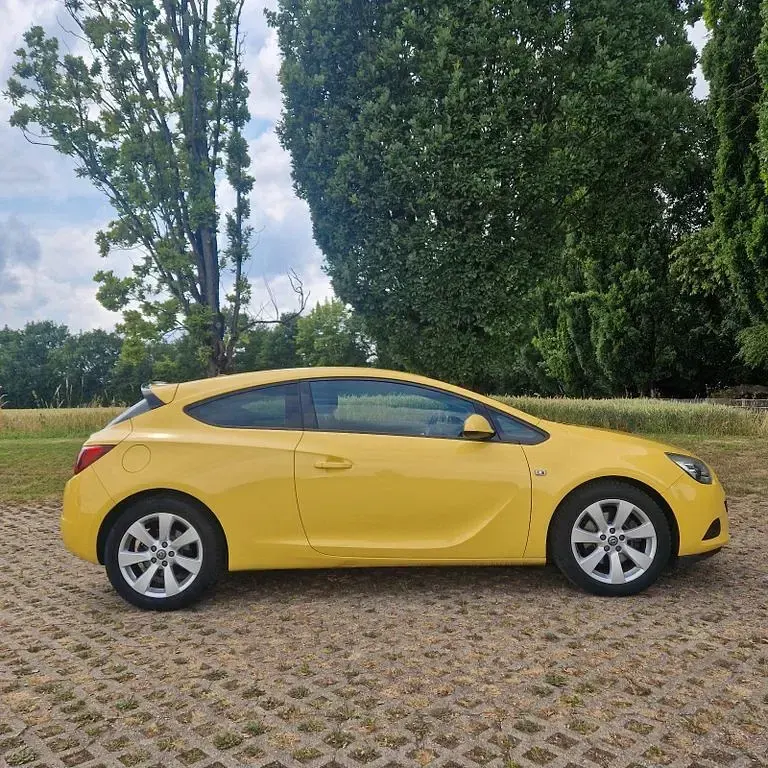 Gebraucht Opel Astra GTC Edition 101 PS (74 kW) 2012 Gelb Limousine