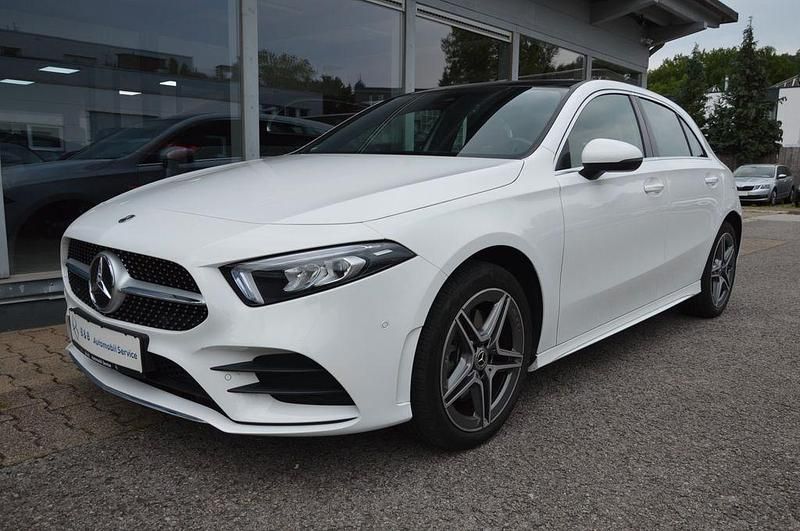 Weiß Gebraucht 2022 Mercedes A250 AMG line Limousine | 27.900 € (Guter Preis) - Bild 1/4