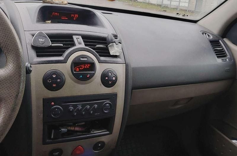 Gebraucht Renault Mégane GrandTour Dynamique 113 PS (83 kW) 2004 Grau Kombi