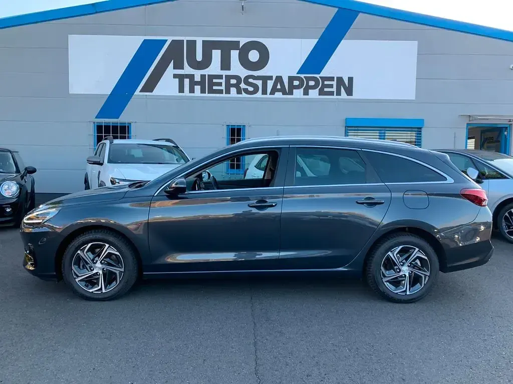 Gebraucht Hyundai i30 Select 120 PS (88 kW) 2023 Grau Limousine