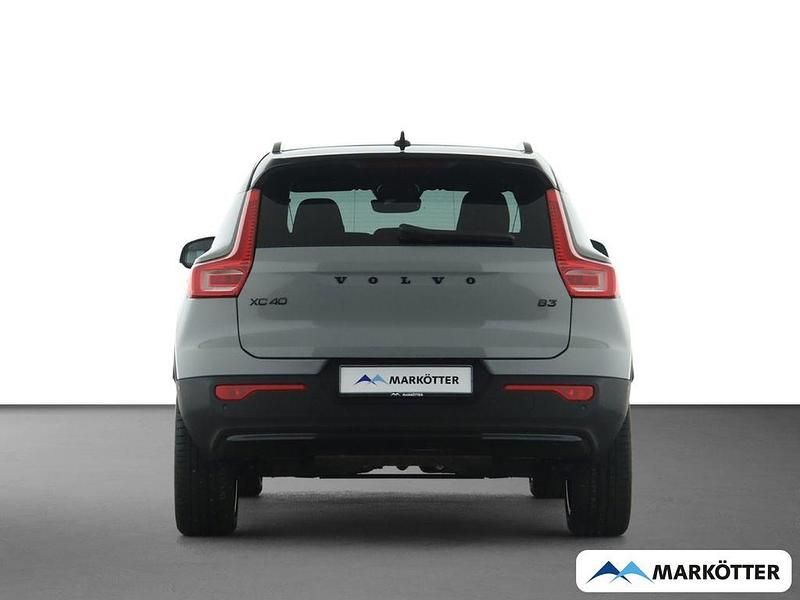 Neu Volvo XC40 Plus 163 PS (119 kW) 2026 Grau SUV