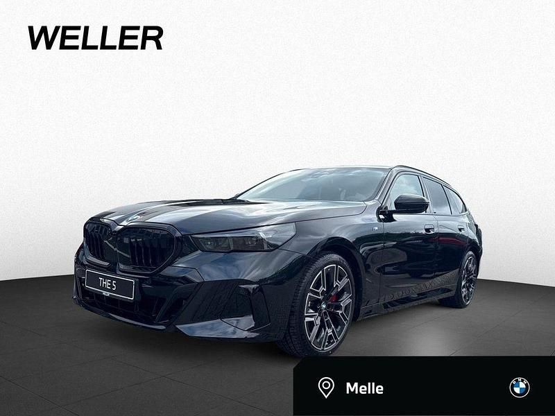 Black sapphire (schwarz) Neu 2025 BMW 520 Comfort Edition Kombi | 68.490 € (Fairer Preis) - Bild 1/4