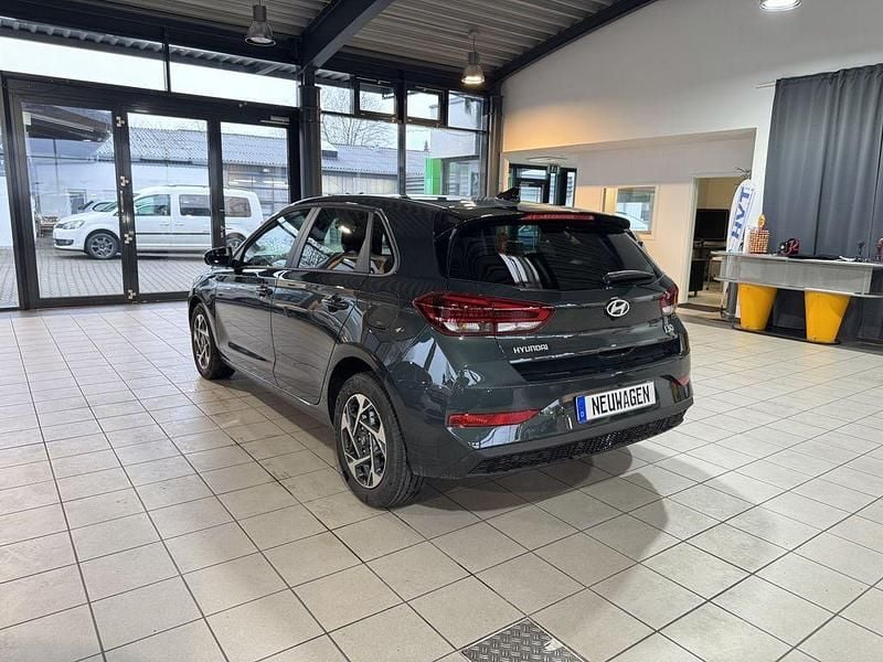 Neu Hyundai i30 140 PS (102 kW) 2025 Cypress green mineraleffekt Limousine