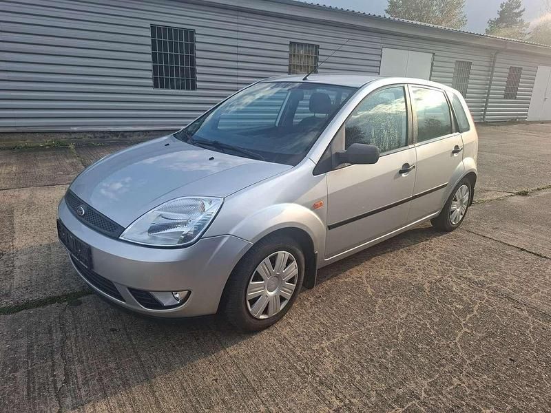 Polarsilber metallic Gebraucht 2004 Ford Fiesta Futura Kleinwagen | 1.699 € (Fairer Preis) - Bild 1/4