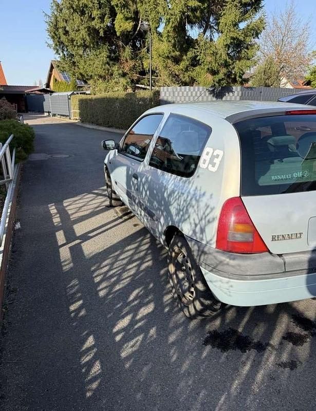 Gebraucht Renault Clio II 75 PS (55 kW) 2000 Silber Kleinwagen