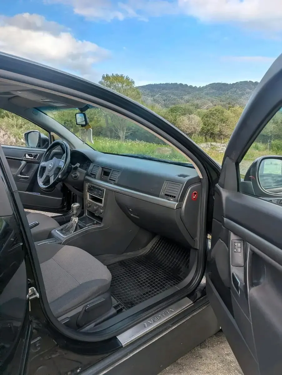 Begagnad Opel Vectra Style 147 HK (108 kW) 2003 Svart Sedan